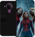 Kompatibel Tegnebogsetui til Nokia 5.4 Tre kvinder i røde og blå edderkoppekostumer mod et mørkt bymiljø blå