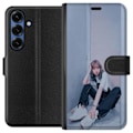 Pikkukuva 1 / 3: Samsung Galaxy S25+ Lompakkokotelo Lisa from Blackpink – K-pop Style Icon