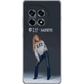 Kompatibel Mobilcover til OnePlus 12R KATSEYE-blond medlem i grå trøje og blå jeans mod mørkegrå baggrund i moderne modefotografering grå