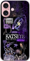 Kompatibelt Mobildeksel til Apple iPhone 16 KATSEYE i lilla collage med gruppebilder, stjerner, logo og glitrende nostalgiske detaljer lila