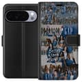 Kompatibel Tegnebogsetui til Google Pixel 11 Pro KATSEYE i blå denimcollage med gruppebilleder, stjerner og teksten “Better than yours” i ungdommelig blå