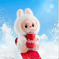 Pikkukuva 1 / 4: Pop Mart Labubu × Coca-Cola Edition 17,5 cm