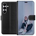 Miniatyrbild 1 av 3: Samsung Galaxy S25 Plånboksfodral Lisa from Blackpink – K-pop Style Icon