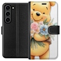 Miniatyrbillede 1 af 3: Samsung Galaxy S24+ Tegnebogsetui Nalle Puh med blomster - kla