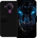 Kompatibel Tegnebogsetui til Nokia 5.4 Sort panter i nærbillede med intenst blå øjne og blå lysdetaljer sort