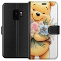 Miniatyrbillede 1 af 3: Samsung Galaxy S9 Tegnebogsetui Nalle Puh med blomster - klassisk børnefavorit i en blomstrende forårs miljø