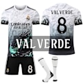 Miniatyrbild 1 av 2: Högkvalitativ ny Real Madrid Special Edition Tröja med Drakmönster Barn & Vuxen Fotbollskit med Strumpor No.8 VALVERDE No.8 VALVERDE 18