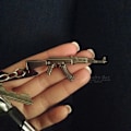 Miniatyrbillede 4 af 5: Højkvalitets ny stil Nyhed Counter Strike Pistol Ak47 Nøglering Mænd Ornament Awp Riffel Sniper Cs Go Saber Herretasker Bil Nøglering Smykker Souven 8cm AK47 Silver