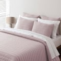 Miniatyrbillede 2 af 2: Sengetæppe - PIERRE CARDIN - Pink linned boutis - 235 x 270 cm - Fin polstring - 2 pudebetræk Rosa