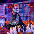Miniatyrbillede 2 af 2: Barbie Día de Muertos 2024 samleobjekt Barbie signaturdukke i sort kjole med flæsede blå top, broderet print og Flerfärgad