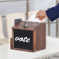 Miniatyrbild 7 av 9: Wisfor Wooden Suggestion Box, Låsbar, Väggmonterad Valurna, med Pocket Drop Box Multi-purpose Donation Box, med Blackboard 21x16,5x20cm