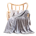 Pikkukuva 1 / 4: Fleecepeitto 127x152 cm sohvalle, sänkyyn, superpehmeä ja mukava plyysi-mikrokuituinen flanellipeitto 3D-raidoilla, kevyt Light grey