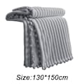 Pikkukuva 3 / 4: Fleecepeitto 127x152 cm sohvalle, sänkyyn, superpehmeä ja mukava plyysi-mikrokuituinen flanellipeitto 3D-raidoilla, kevyt Light grey