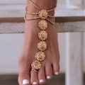 Pikkukuva 5 / 5: Boho-tyylinen kolikkokorun nilkkaketju kesärannalle