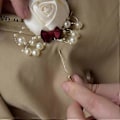 Miniatyrbillede 4 af 5: Kunstig Blomst Faux Perle Boutonniere Bryllupsceremoni Brudgom Corsage Broche Qinhai (Lysegrå)