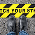 Pikkukuva 3 / 5: 2 kpl Watch Your Step -lattialipukkeet Tarrat 6 x 24 tuumaa Varotus S
