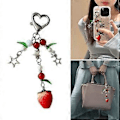 Miniatyrbild 2 av 5: Iögonfallande Nyckelring med Jordgubbsberlock Unik Design Modeaccessoar Väskhänge Lägg till Charm till Väska Telefon för Daglig Användning (Stil 2)