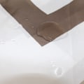 Miniatyrbillede 4 af 5: Brunt badeforhæng mod skimmel og vandtæt geometrisk badeværelsesforhæng