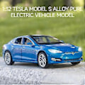 Pikkukuva 2 / 5: Tesla Model S -automallin lelu valoilla ja avattavalla ovella, musikaalinen simulaatioajoneuvo (Punainen)