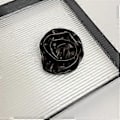 Miniatyrbillede 5 af 5: Stilfuld Rose Reversnål Læder Broche Multifunktionel Mode 3D Blomsternål Mode Tøj Nål til Kjoler og Tøj Sort (Lilla)