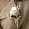 Miniatyrbillede 3 af 5: Kunstig Blomst Faux Perle Boutonniere Bryllupsceremoni Brudgom Corsage Broche Qinhai (Lysegrå)