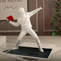 Miniatyrbild 1 av 5: Banksy Blomma-Kastar Staty Resin Liten Prydnad Konst Present Tillbehör