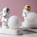 Miniatyrbild 3 av 5: Ny Astronaut Rymdman LED Nattlampa för Pojkrum Sängbord Robust Resin Månlampa (silver)