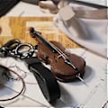 Pikkukuva 2 / 5: Hieno nahkainen viulu- ja kitara-avainketju, tyylikäs nahkainen viulu-avainketjukoriste musiikkikonsertteihin, matkamuisto (kitara)
