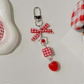 Miniatyrbillede 5 af 5: Frugt Mobiltelefon Charm Mode Nøglering Resin og Legering Tekstur Letvægts Tilbehør Egnet til Taske Nøgle Dekoration (snor Apple model)
