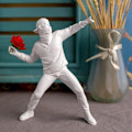 Miniatyrbild 4 av 5: Banksy Blomma-Kastar Staty Resin Liten Prydnad Konst Present Tillbehör