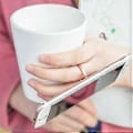 Pikkukuva 3 / 5: Puhelimen pidikkeen takaosa ja sormipidikkeen rengaspidike