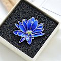 Miniatyrbild 4 av 5: Julbrosch i emalj med blommor