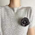 Miniatyrbillede 5 af 5: PU Læder Rose Broche 3D Blomst Nål Blød PU Tekstur Mode Tilbehør Læder Rose Nål Egnet til Stilfuldt Tøj Mørkebrun (Mørkebrun)
