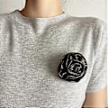 Miniatyrbild 4 av 5: PU Läder Ros Brosch 3D Blomma Nål Mjuk PU Textur Modeaccessoar Läder Ros Nål Lämplig för Stilfulla Kläder Mörkbrun (Mörkbrun)