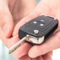 Miniatyrbilde 2 av 3: Fjernkontroll nøkkelboks med 2 knapper og skinn nøkkelring