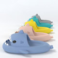 Miniatyrbilde 5 av 5: Søte Sky Tegneserie Hai Sandaler Sklisikre EVA Slippers for Kvinner og Barn Utendørs (42-43 beige)