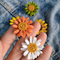 Miniatyrbillede 2 af 5: Daisy Brosche Nål, Hvid Solsikke Brosche. Emalleret Charm Daisy Frakke