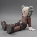 Miniatyrbild 1 av 4: Kaws sittande modell leksaker PVC tecknad figur samlarobjekt docka bil interiör kaffe