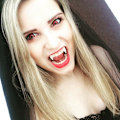 Miniatyrbilde 4 av 5: Inntrekkbare Halloween realistiske og skremmende vampyrfanger,