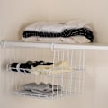 Miniatyrbilde 3 av 4: Trådkurv for oppbevaring, 2 små hvite trådkurver for kjøkken, kontor, pantry, bad, garderobe.