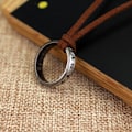 Miniatyrbillede 2 af 3: Unisex Ring Vedhæng Halskæde Med Justerbar Brun Læder Kæde