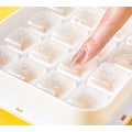 Miniatyrbilde 2 av 5: Med oppbevaringsboks, isbitbrett med silikonlokk, lite format, for 64 små isbiter.
