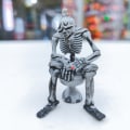 Pikkukuva 5 / 5: Kallo avaimenperä riipus Halloween istuva WC aave avaimenperä aavefestivaali WC aave lahja