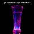 Miniatyrbild 5 av 5: Färgglada LED-lysande mugg Flash Vatteninduktionsljuskopp Dricksvinglas