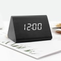 Miniatyrbild 3 av 4: Brun digital väckarklocka i trä med justerbar ljusstyrka, röststyrning, LED-klocka, rektangulär display, tid, temperatur, heminredning