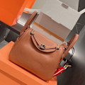 Miniatyrbillede 1 af 5: Lindy Mini Crossbody Taske i Kødkvægslæder - Chic, Holdbar, Gyldenbrun, 26 cm Large golden brown gold button 26cm