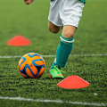 Pikkukuva 7 / 8: Nopeuden ja ketteryyden harjoitussetti, 5,8 metriä pitkä tasotikas ja 10 kpl kiekkomaiset kartiot urheilukoulutukseen