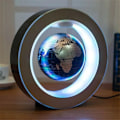 Miniatyrbild 1 av 6: Fristående 10,5 cm jordglob i magnetisk ring med färgad LED-belysning Blå