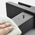 Miniatyrbillede 4 af 5: Mat Sort Armatur til Vask i Messing med Vandfald, Badeværelsesarmatur med Varmt & Koldt Vand, Keramisk Ventil, Konkavt Vandfaldsdesign til Badeværelse