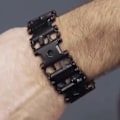 Miniatyrbillede 5 af 5: 29 i 1 Multi-Tool Armbånd Venligt Sort Blankt Armbånd Rustfrit Stål Armbånd Bærbart Udendørs Overlevelses Nødarmbånd